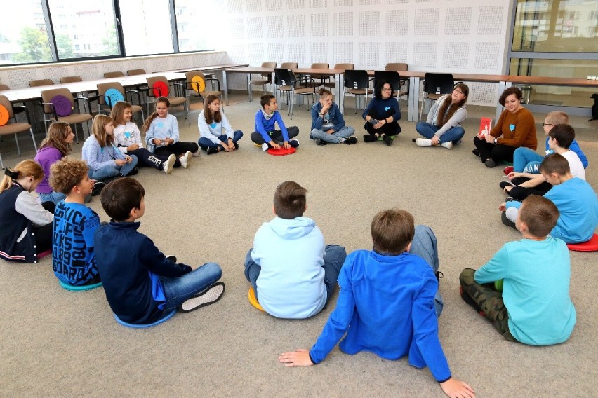 Na zajęciach w bibliotece w Stalowej Woli dzieci poznawały czym jest autyzm. Zobacz zdjęcia