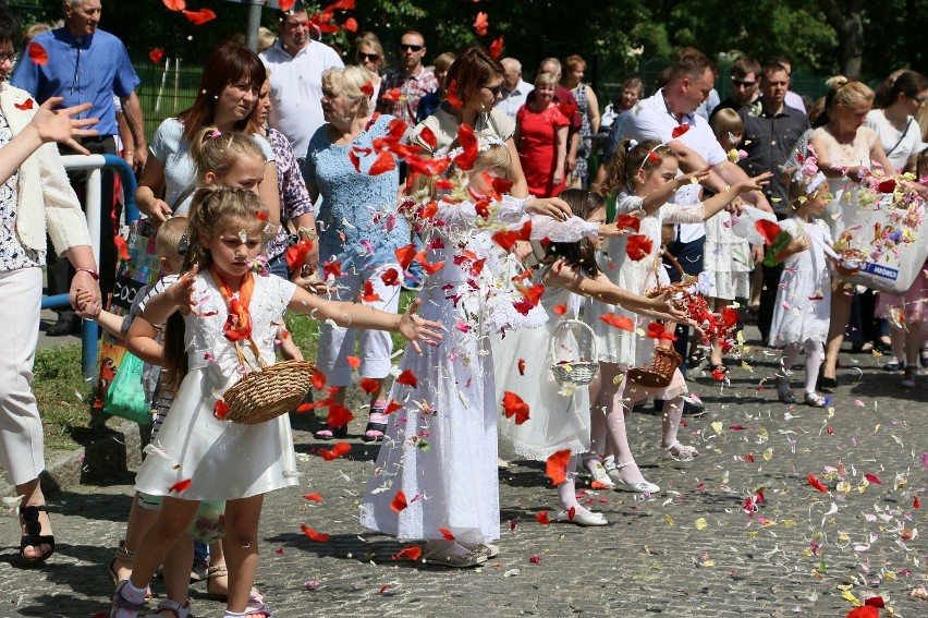 Tłum wiernych wziął udział w procesji Bożego Ciała, która w...