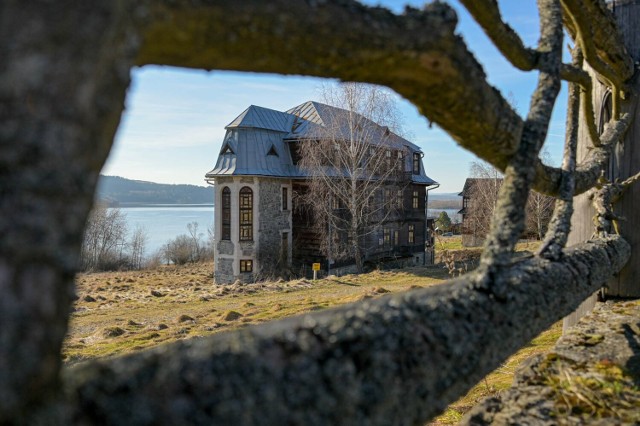 Osada Czorsztyn Kluszkowce to wielka zaprzepaszczona szansa Małopolski na tętniące życiem i historia turystyczne miejsce. Piękna architektura, malownicza okolica i co z tego...