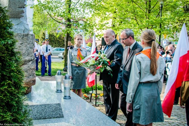 Uroczyste złożenie kwiatów pod Pomnikiem Pionierów Ziemi Trzebnickiej przez burmistrza Marka Długozimę.