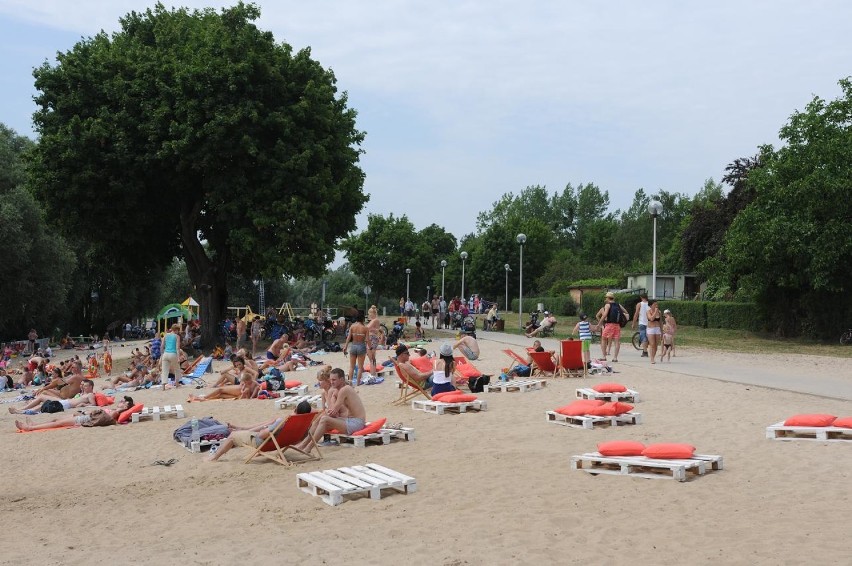 Śrem: tłumy plażowiczów nad jeziorem Grzymisławskim. "Lazy...