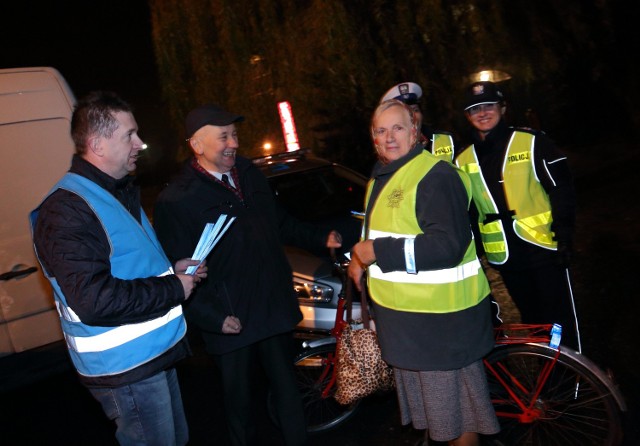 "Niechronieni uczestnicy ruchu" w Moszczenicy  to pierwsza jesienna akcja w powiecie piotrkowskim skierowana do pieszych i rowerzystów, których policja zachęca do noszenia odblasków