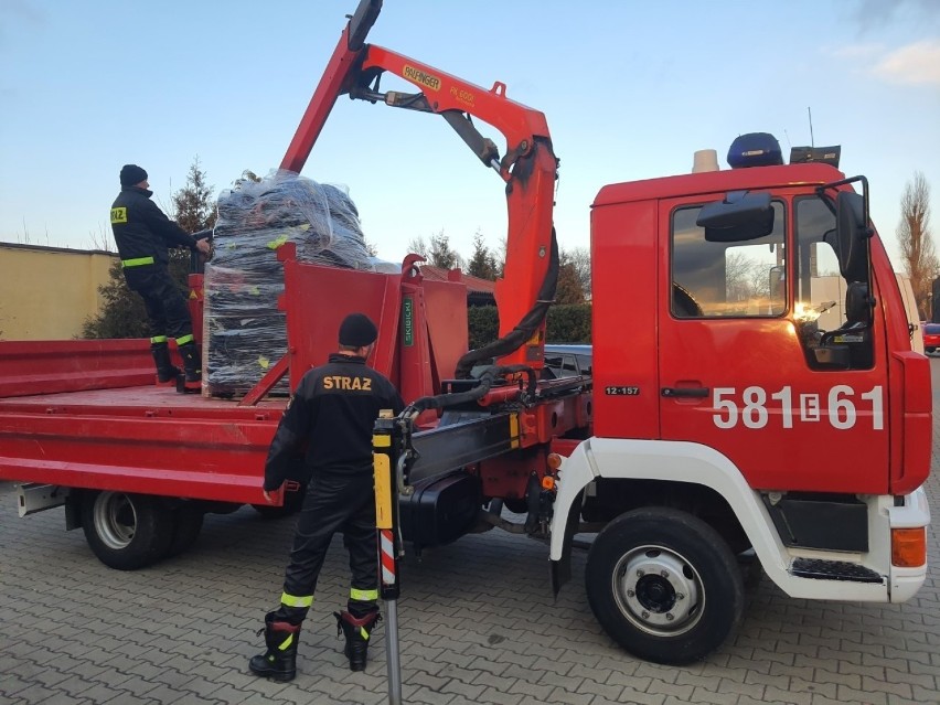 Ciężarówki ze sprzętem strażackim ruszyły pod granicę! Zebrano 136 palet sprzętu ratowniczego ZDJĘCIA