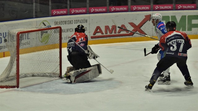 Piąty mecz ćwierćfinału hokejowego play-off: Tauron/Re-Plast Unia Oświęcim - Energa Toruń 4:3. Na zdjęciu; Aleksander Szczechura zdobywa trzecią bramkę dla oświęcimian.