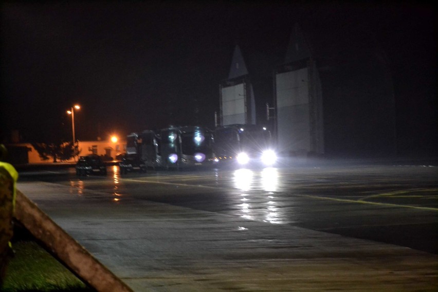 Kolejni uchodźcy z Ukrainy już w Polsce [ZDJĘCIA, WIDEO]. Wylądowali na podmalborskim lotnisku