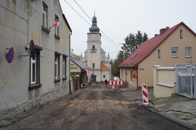 Trwa rewitalizacja obszaru przy kościele parafialnym w Sępólnie. W tej części miasta prace mają się zakończyć dopiero wiosną przyszłego roku