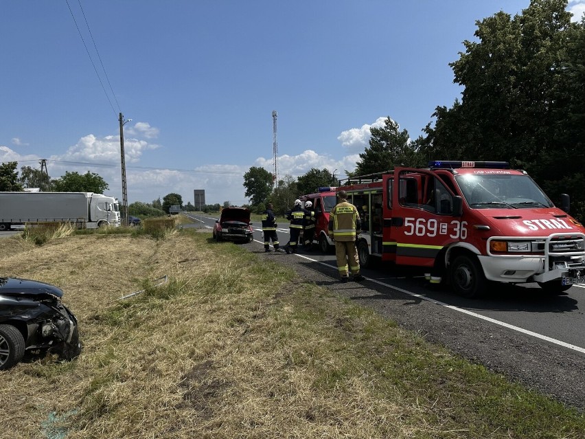 Wypadek drogowy w Lututowie. 22-latek wymusił pierwszeństwo. Odpowie też za złamanie sądowego zakazu kierowania autem ZDJĘCIA
