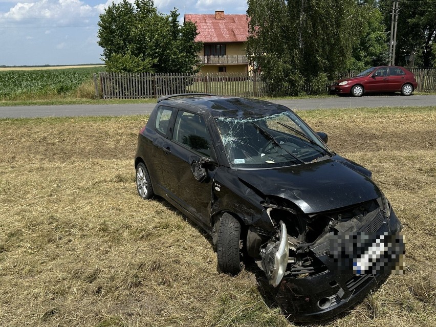 Wypadek drogowy w Lututowie. 22-latek wymusił pierwszeństwo. Odpowie też za złamanie sądowego zakazu kierowania autem ZDJĘCIA
