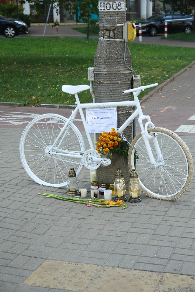 Wypadek na Gocławiu. Masa Krytyczna postawiła w miejscu zdarzenia "ducha roweru" [ZDJĘCIA]