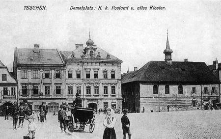 Dawny budynek (po lewej) urzędu pocztowego w Cieszynie na starej pocztówce.