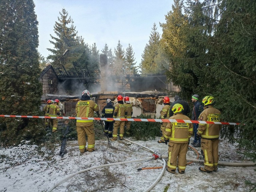 Strażacy gasili pożar budynku mieszkalnego w Nowejwsi...