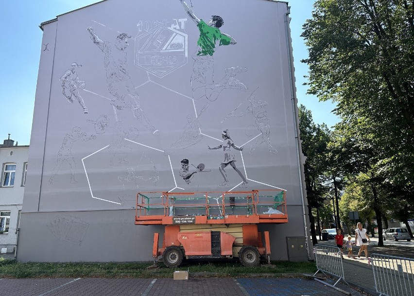Mural powstaje na kamienicy miejskiej przy ul. św. Antoniego...