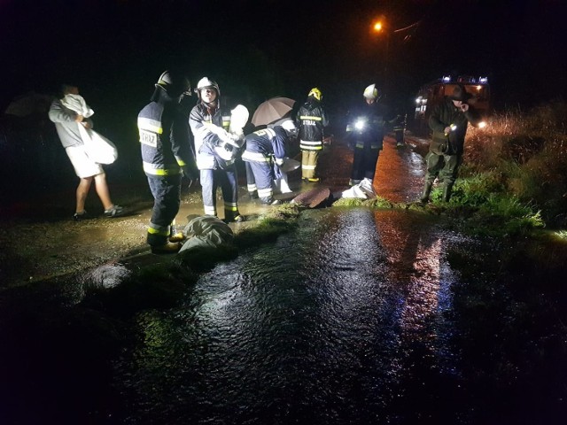 Strażacy w Waksmundzie zabezpieczają posesje przed zalewaniem