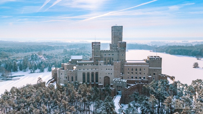 Zamek w Stobnicy zaskakuje pięknem. Kontrowersyjna budowla zachwyciła już wielu artystów. Przedstawiamy zimową galerię Łukasza Bukowskiego