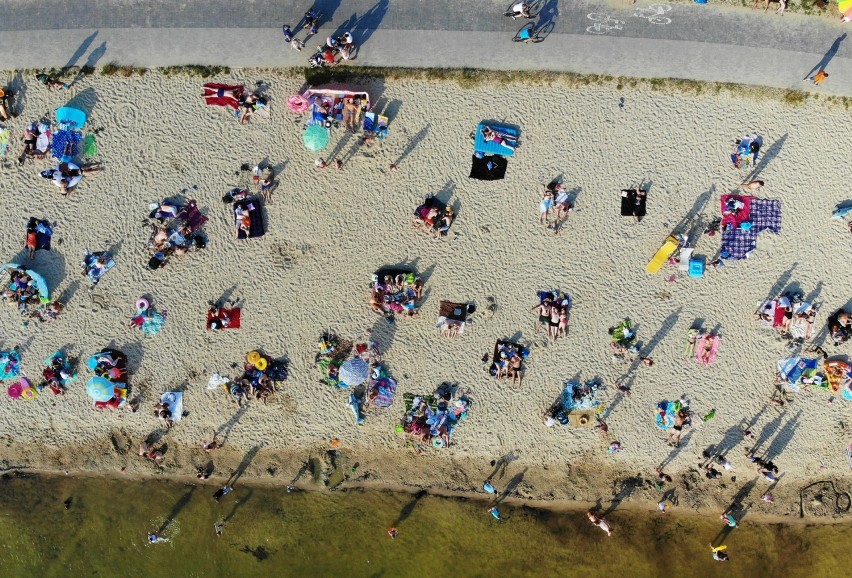 Upał sprzyja wypoczynkowi na plaży. Tłum na plaży przy...