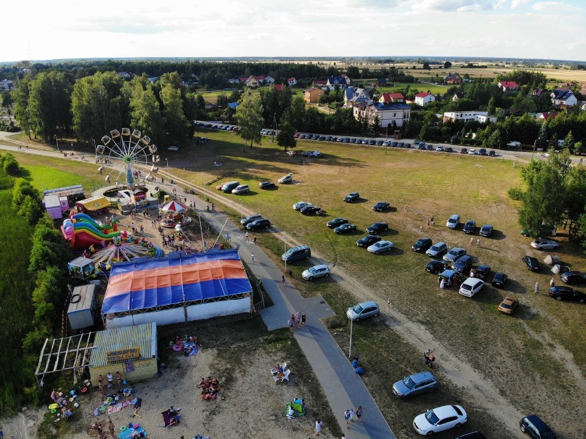 Upał sprzyja wypoczynkowi na plaży. Tłum na plaży przy...