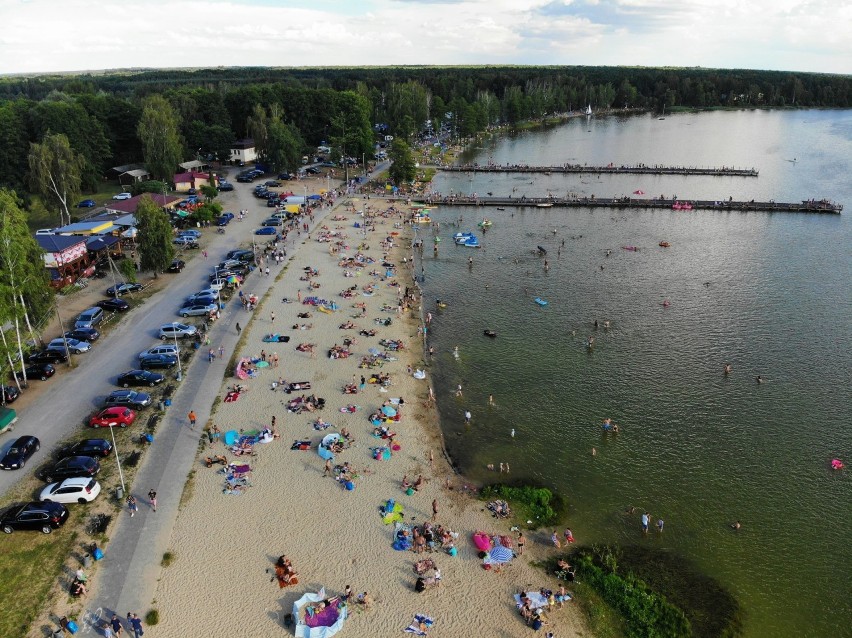 Upał sprzyja wypoczynkowi na plaży. Tłum na plaży przy...