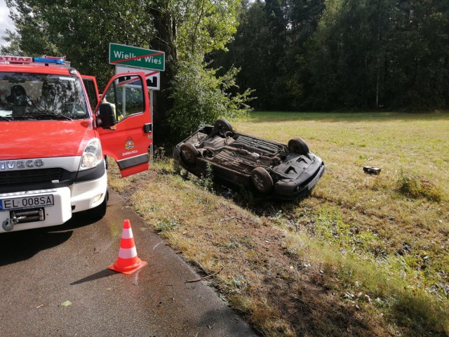 Wypadek w Wielkiej Wsi. Auto dachowało przez konar na jezdni