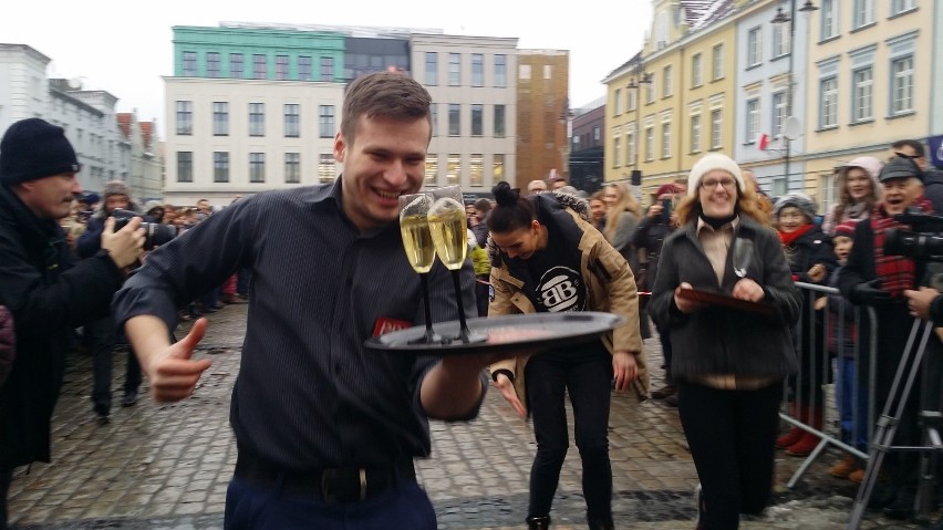 Bieg Kelnerów na Starym Rynku w Bydgoszczy. Ale było wesoło! [zdjęcia, wideo]