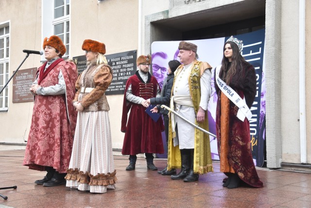 W czwartek blisko pół tysiąca maturzystów zatańczyło poloneza na Rynku w Opolu.