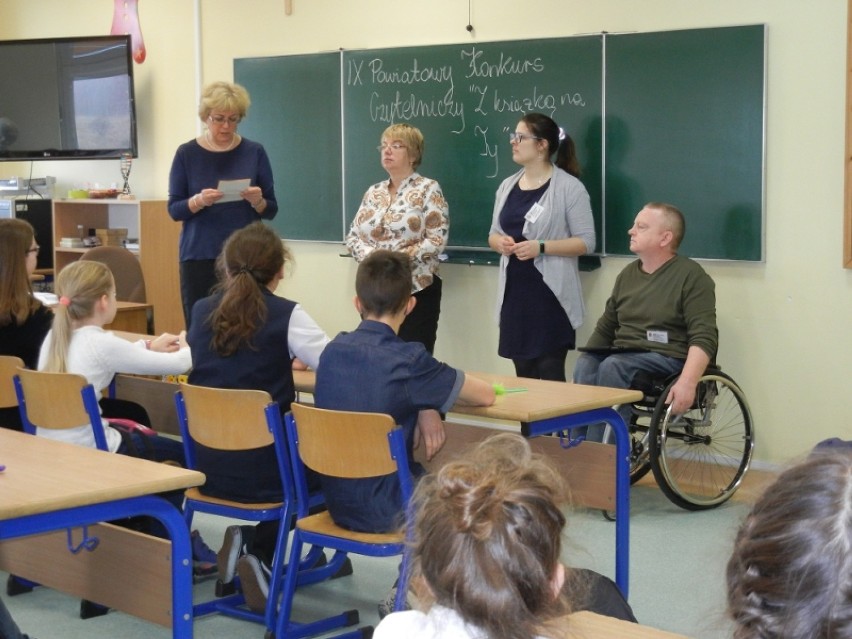 Uczniowie 16 szkół powiatu gdańskiego zmierzyli się z testem w konkursie czytelniczym "Z książką na TY" [ZDJĘCIA]