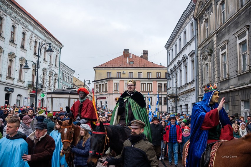Orszak Trzech Króli w Tarnowie. Barwny pochód ulicami miasta przyciągnął tłumy mieszkańców. To było wspaniałe widowisko. Mamy zdjęcia!