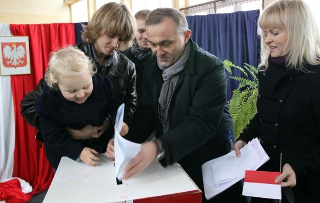 Wojciech Szczurek głosował razem ze swoją rodziną