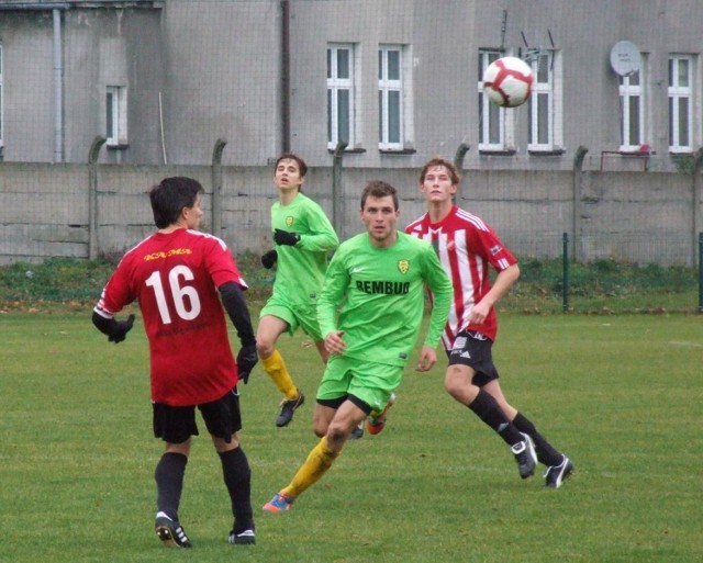 Jakub Pająk (w środku, w tyle) jest młodzieżowcem, ale miejsca w pierwszej drużynie MKS Trzebinia-Siersza wcale nie ma na kredyt.
