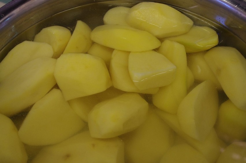 Składniki: 
2,5 kg ziemniaków
20 dag kiełbasy (najlepiej...