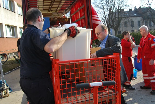 Niemieckie dary przeładowywano przy głównym wejściu do szpitala