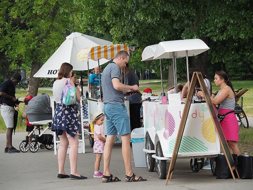 Weekend na Zdrowiu w Łodzi. Pogoda nie odstraszyła łodzian od spacerów ZDJĘCIA