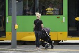 Komunikacja Miejska w Płocku. Podróżujecie autobusami wraz z wózkiem dziecięcym? KM radzi, jak powinniście się zachować!