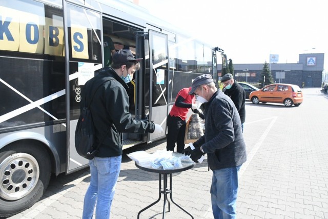 Zabrze: Kolejne przystanki na mapie maseczkobusa. Darmowe maseczki dla mieszkańców Mikulczyc i Biskupic
Zobacz kolejne zdjęcia. Przesuwaj zdjęcia w prawo - naciśnij strzałkę lub przycisk NASTĘPNE