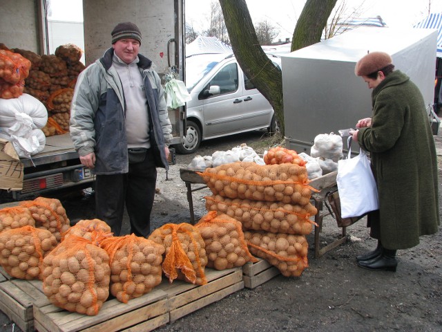 Kupcy i producenci handlowali zwykle w środy i soboty