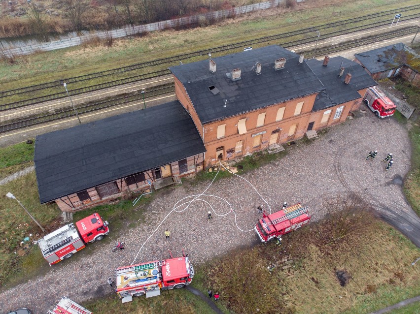 W Mełnie pod Grudziądzem płonął budynek dworca kolejowego [zdjęcia i wideo z drona]