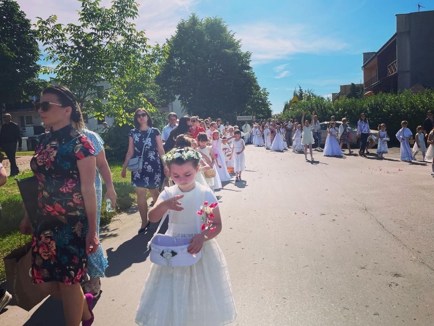 Mnóstwo ludzi w procesji Bożego Ciała w parafii Matki Bożej Nieustającej Pomocy w Starachowicach. Zobaczcie zdjęcia i film