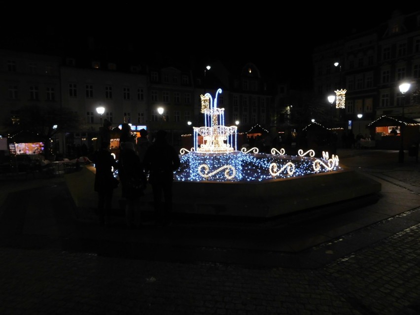 Wałbrzych: Śródmieście po zmroku. Świąteczne dekoracje, światełka na ulicach i w Rynku na Jarmarku (ZDJĘCIA)