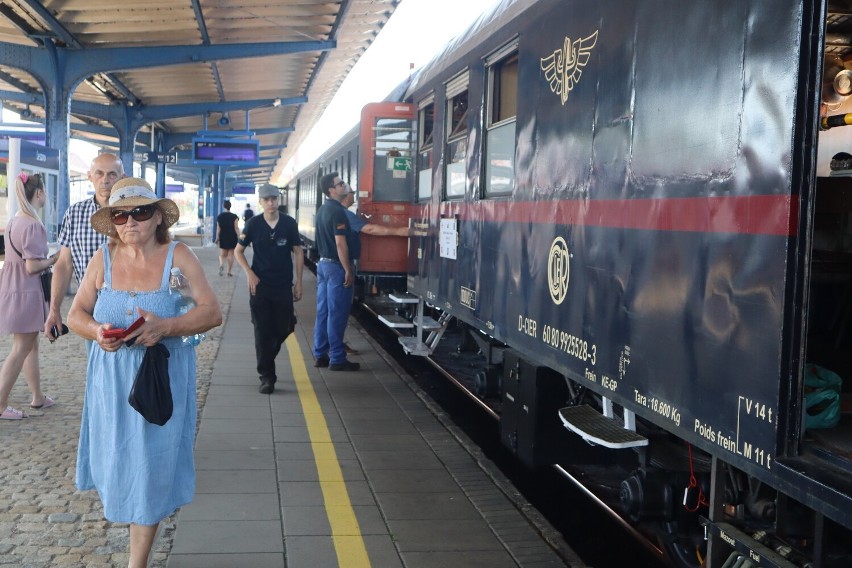 Zabytkowy pociąg przyjechał do Leszna