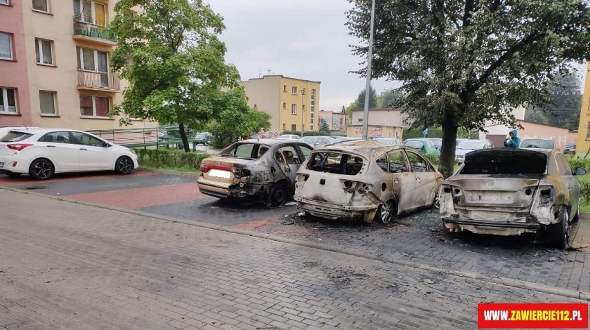 Pożar samochodów na ulicy Wyszyńskiego w Zawierciu ZDJĘCIA