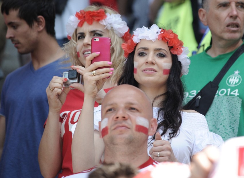 Seksowne kibicki i polscy patrioci na meczu Polska-Szwajcaria. Tak nasi dopongowali kadrę [ZDJĘCIA]