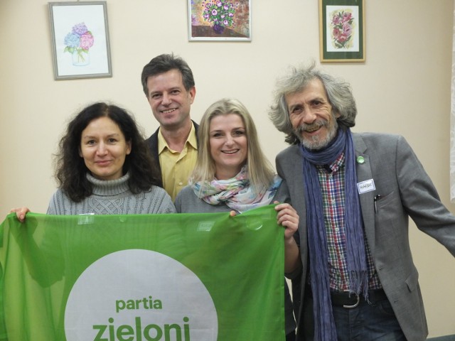 Koło Zielonych powstało 19 grudnia. Obecnie liczy 13 członków, ale wciąż się zgłaszają kolejne osoby. Na zdjęciu z przewodniczącym partii Zieloni - Markiem Kossakowskim ( z prawej).