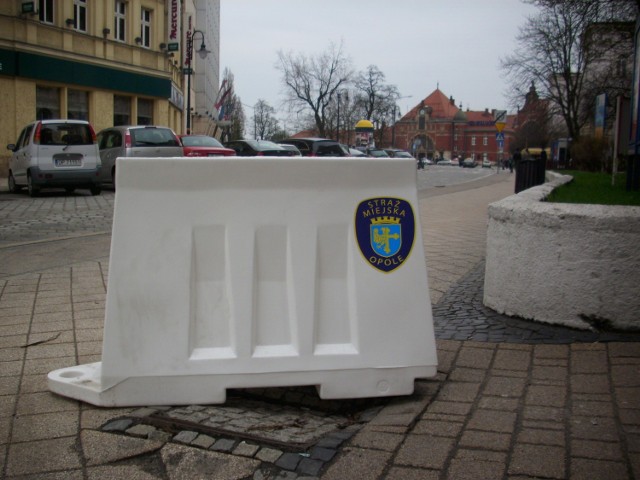 Pachołek gigant pojawił się na Krakowskiej. Pilnuje bezpieczeństwa przechodzących czyli dba o to, by do dziury nie wpaść. Czy jego rozmiary uchronią go przed kradzieżą?