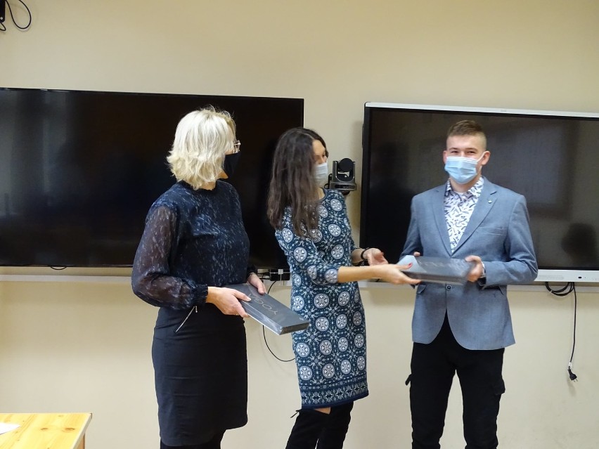 Uczniowie Trójki otrzymali nagrody za zajęcie I miejsca w Projekcie "Cyfrowa Szkoła Wielkopolsk@ 2020" [ZDJĘCIA]