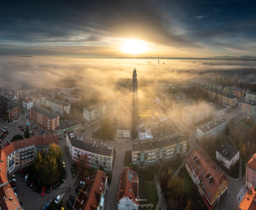 Zobaczcie, jak we mgle wygląda Paczków i Nysa. Bajkowe zdjęcia, które zrobił Robert Jamróz [GALERIA]