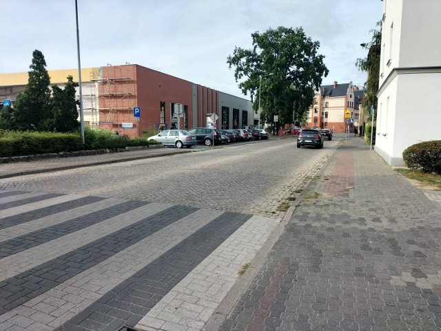 Na Dąbrowskiego powstanie dodatkowy pas ruchu i lewoskręt.Zniknie też brukowana nawierzchnia na tym odcinku ulicy Dąbrowskiego. Zamiast tego pojawić się tam asfalt.