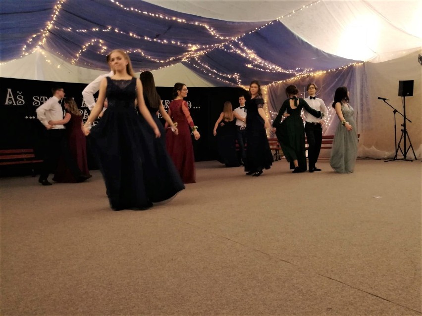 Studniówka 2019: W Puńsku maturzyści zamiast poloneza zatańczyli z dzwoneczkami [ZDJĘCIA]