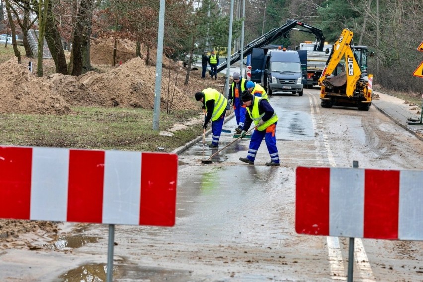 Po awarii wodociągu na prawobrzeżu w Szczecinie. Woda w kranach wróciła, ale prace wciąż trwają 