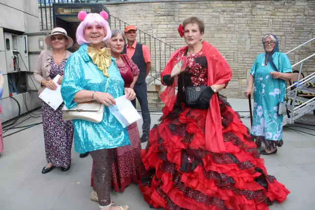 I Gorlicka Potańcówka. Na początek na scenie pojawili się aktorzy z teatru Otwarte Drzwi