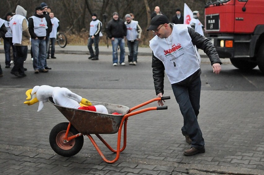 Związkowcy pikietowali poznański Bridgestone [ZDJĘCIA, WIDEO]