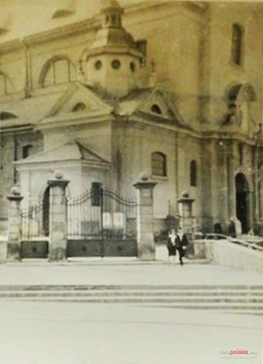 lipiec 1964 , Brama przed kościołem.